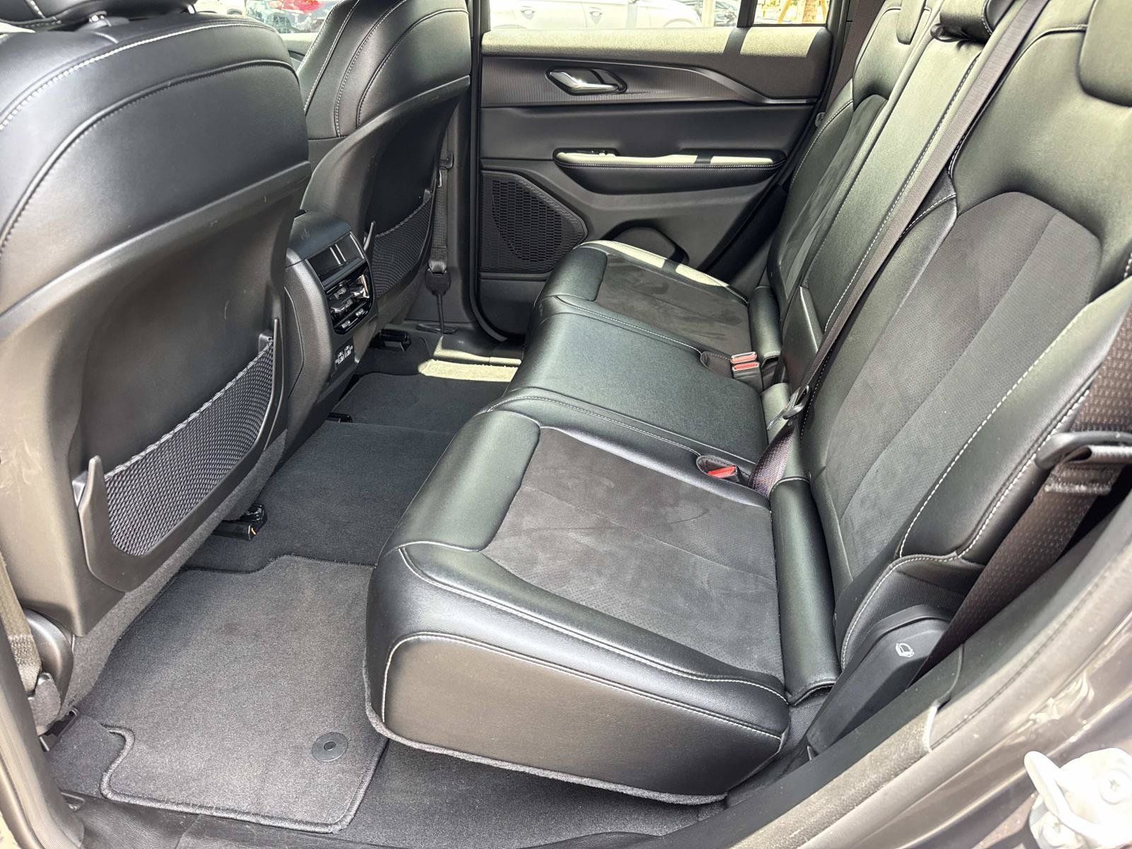 Used 2024 Jeep Grand Cherokee Altitude RWD image 16
