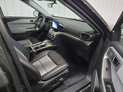 Used 2024 Ford Explorer XLT w/ Equipment Group 202A AWD/4WD image 18