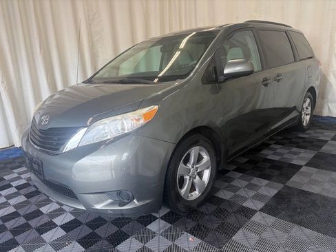 Used 2013 Toyota Sienna LE FWD image 2
