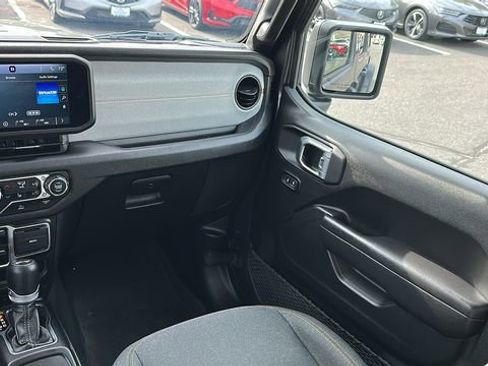 Used 2024 Jeep Wrangler Unlimited image 25