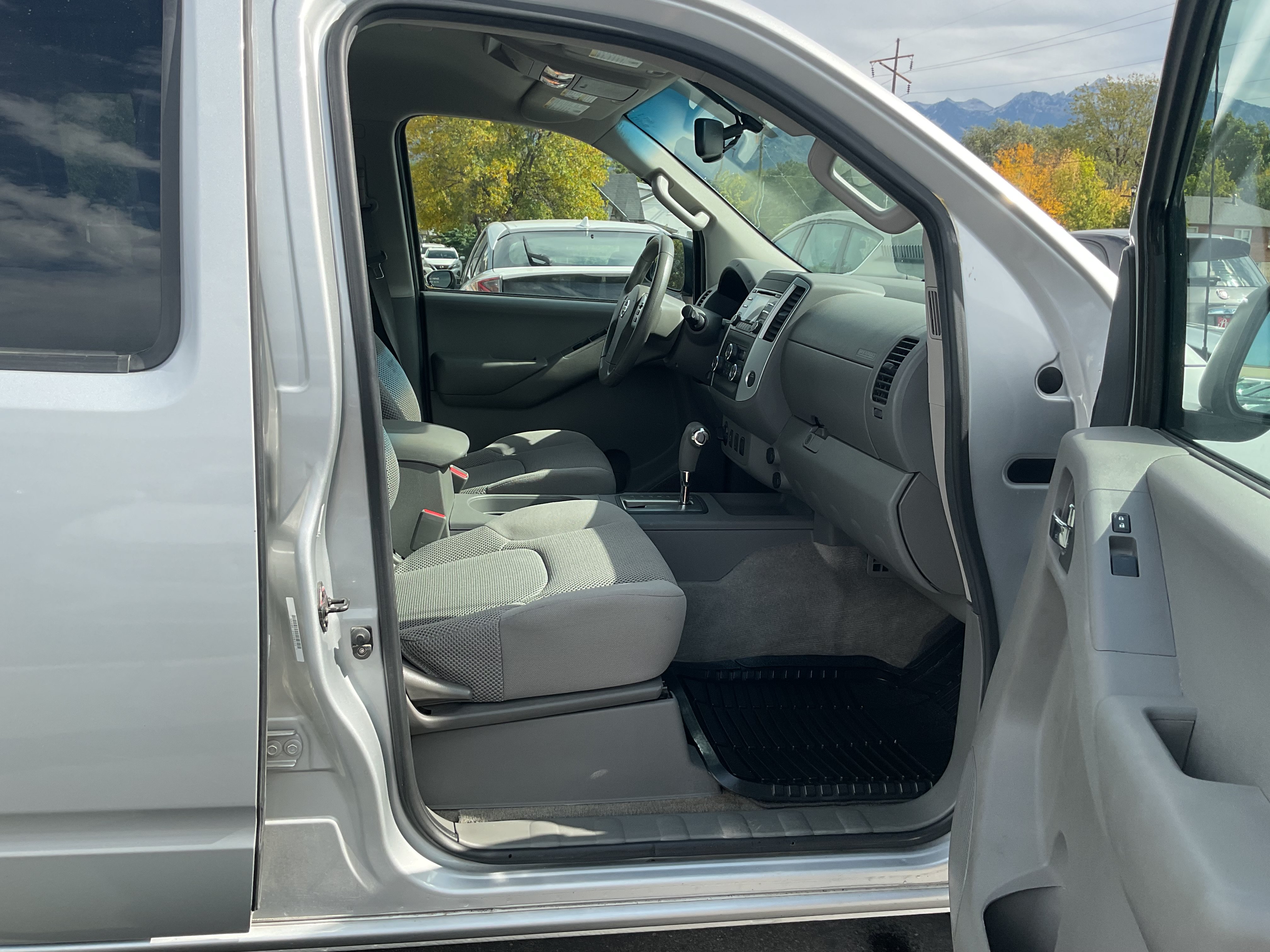 Used 2013 Nissan Frontier SV w/ SV Value Truck Pkg AWD/4WD image 10