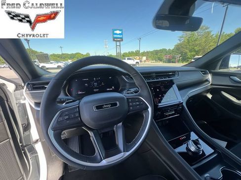 Used 2025 Jeep Grand Cherokee Altitude AWD/4WD image 16