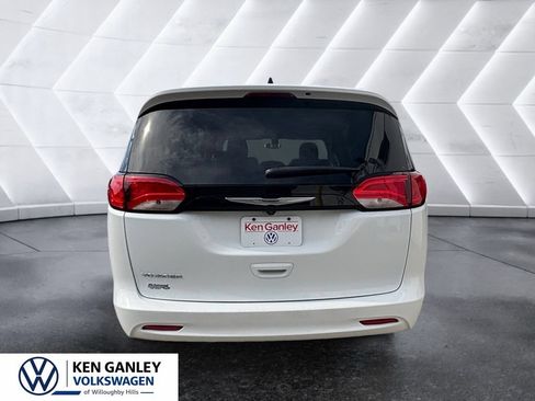 Used 2022 Chrysler Voyager LX FWD image 3