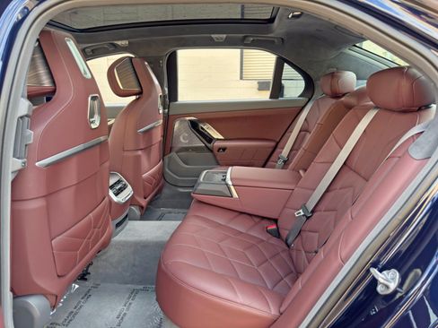 Used 2023 BMW 760i xDrive AWD/4WD image 45