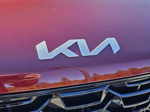 Used 2024 Kia Sorento S w/ Panoramic Sunroof Package image 3