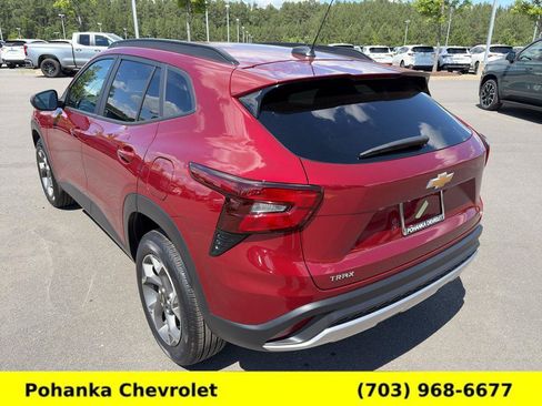 Used 2025 Chevrolet Trax LT FWD image 5