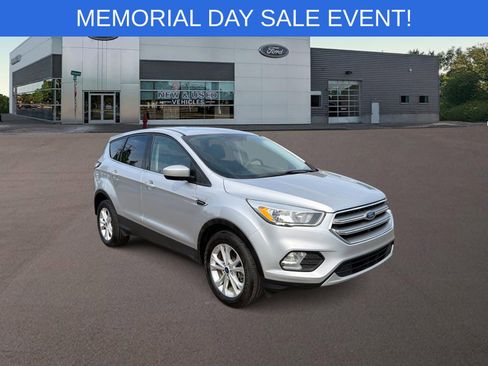 Used 2017 Ford Escape SE AWD/4WD image 2