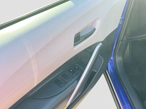 Used 2025 Toyota Corolla Cross LE FWD image 17
