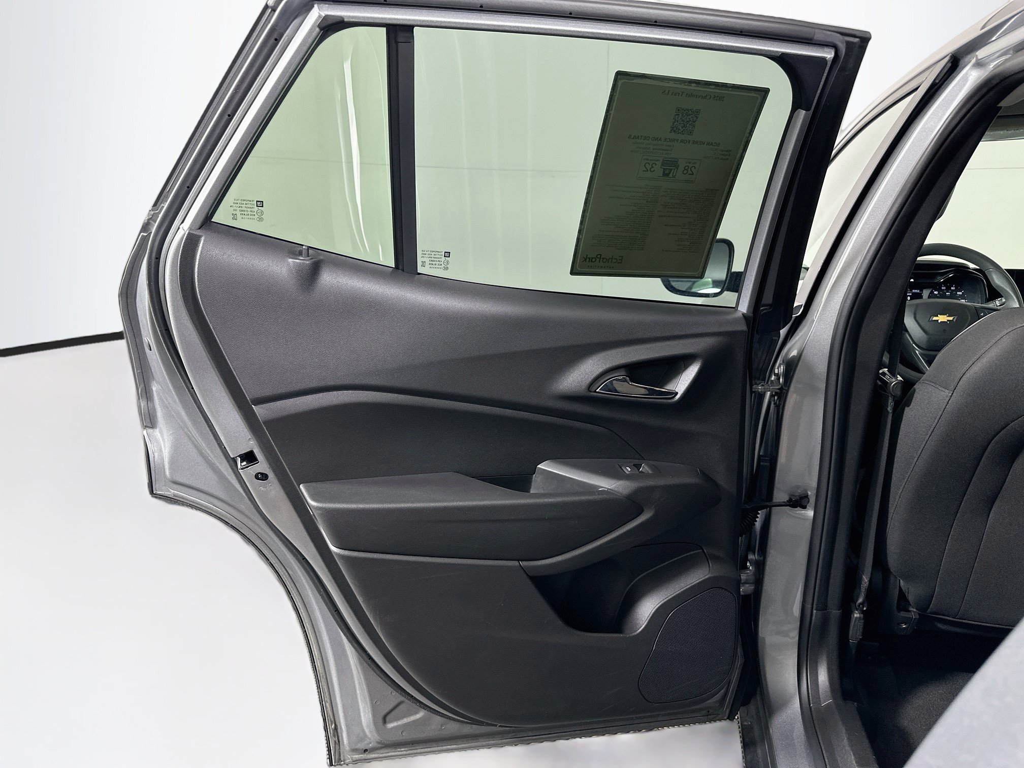 Used 2025 Chevrolet Trax LS FWD image 25