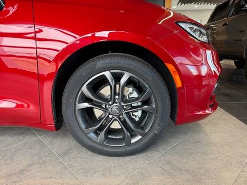 New 2026 Chrysler Pacifica Select image 4