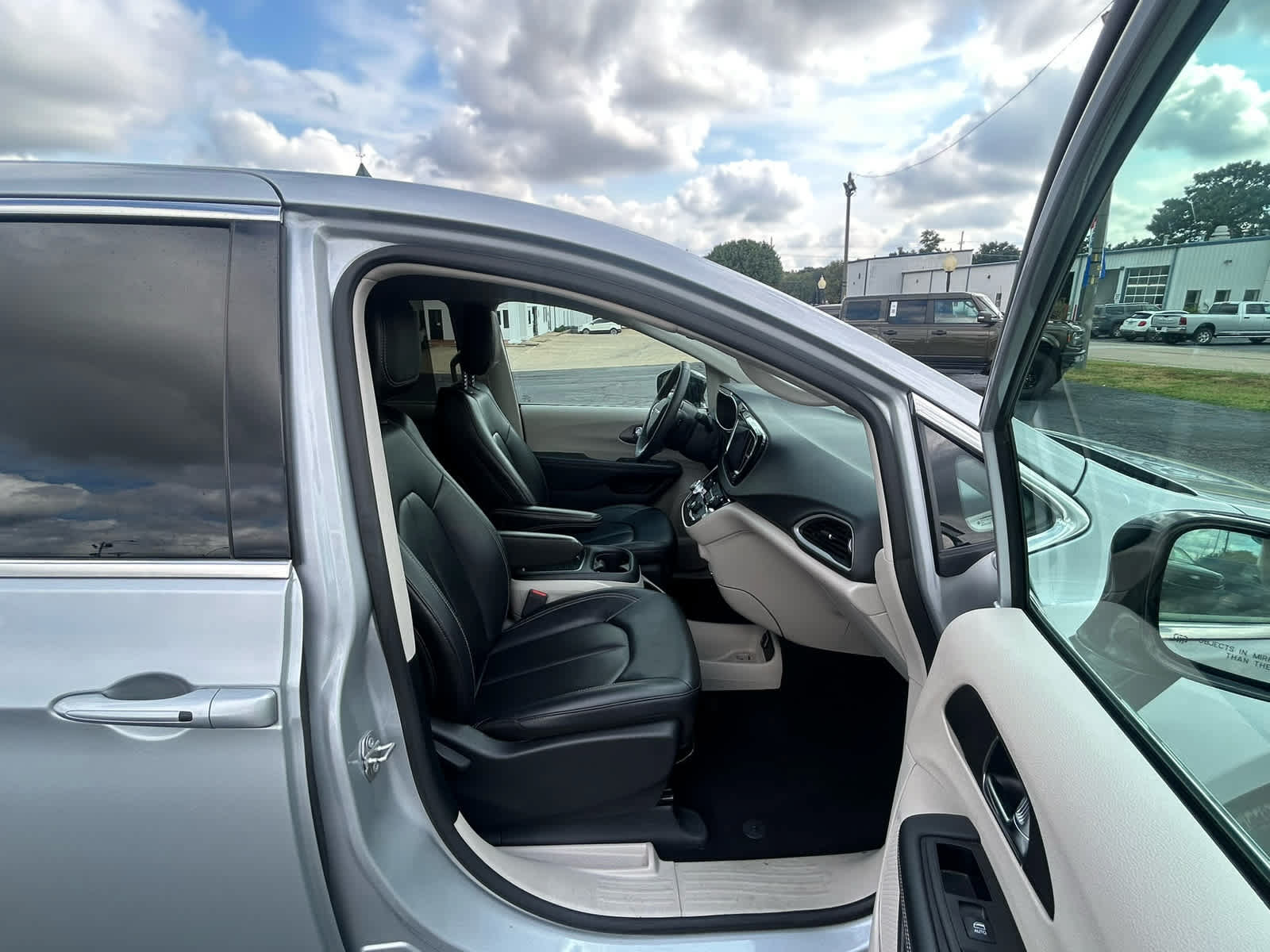Used 2024 Chrysler Pacifica Touring-L FWD image 22