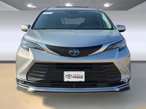 Used 2022 Toyota Sienna XLE image 6