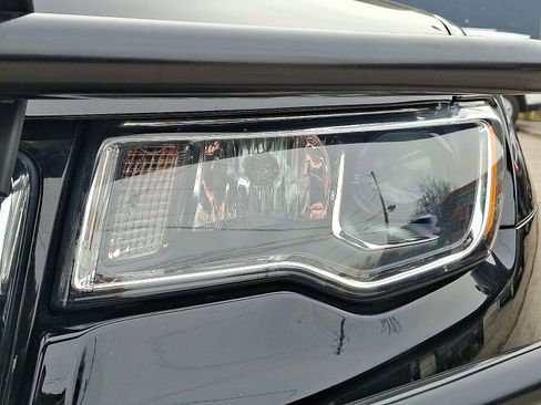 Used 2021 Jeep Grand Cherokee Laredo X image 9