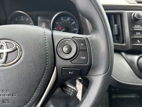 Used 2018 Toyota RAV4 LE FWD image 20