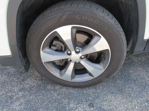 Used 2019 Jeep Cherokee Limited AWD/4WD image 7
