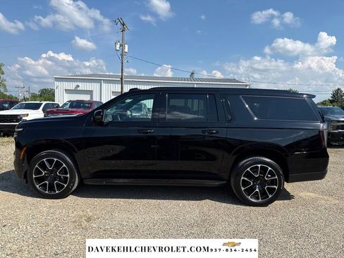 Used 2025 Chevrolet Suburban RST w/ Comfort Package AWD/4WD image 2