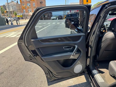 Used 2020 Bentley Bentayga Design Series image 23