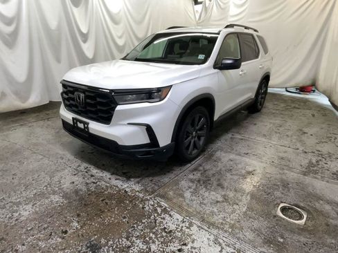 Used 2023 Honda Pilot Sport image 11