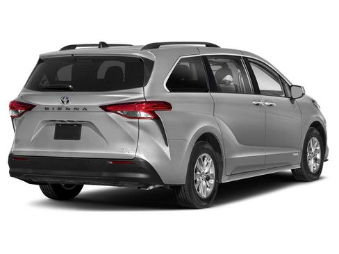 Used 2024 Toyota Sienna XLE FWD image 2
