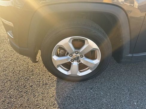 Used 2019 Jeep Compass Latitude image 10