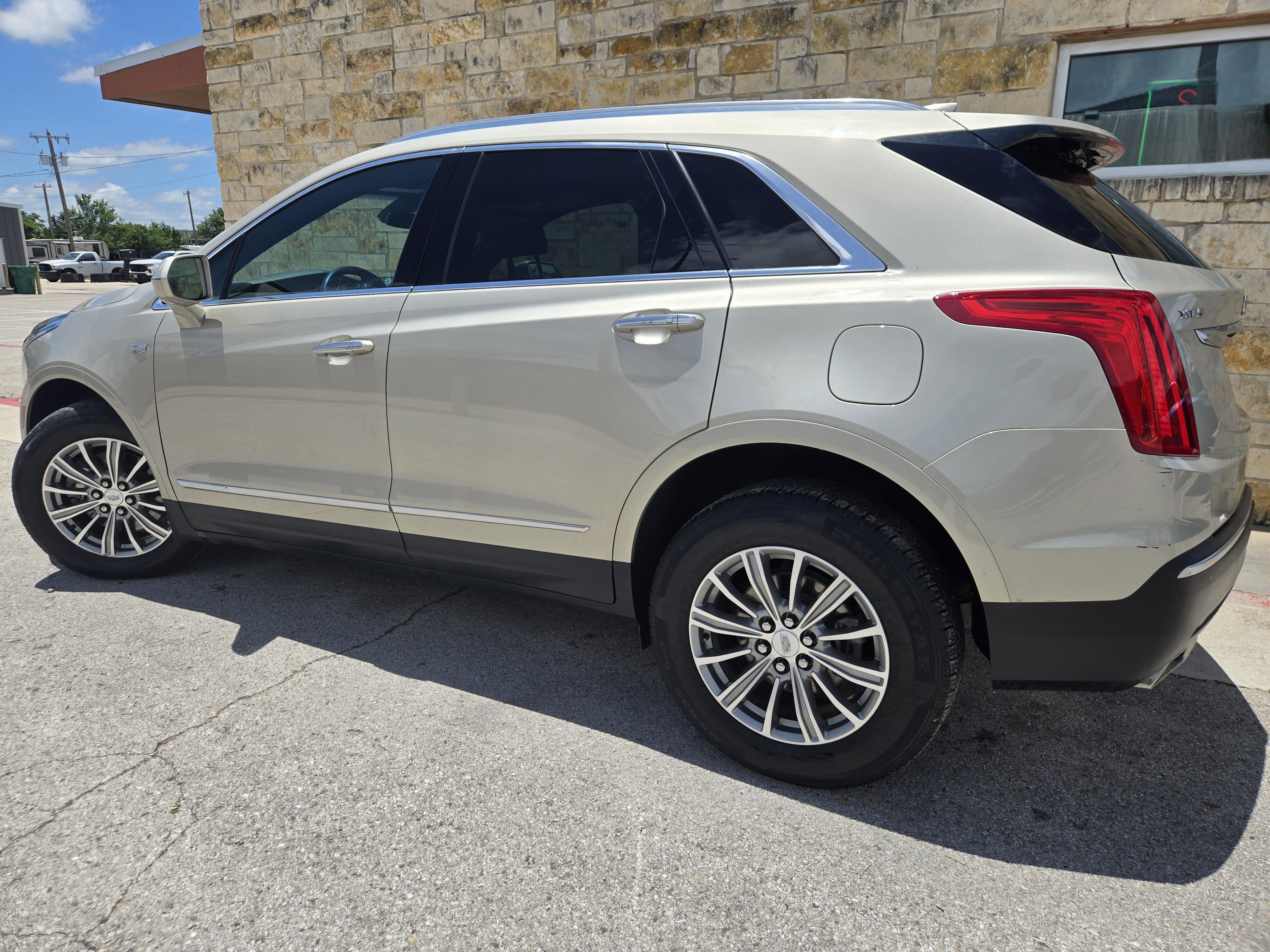 Used 2017 Cadillac XT5 Luxury w/ Driver Awareness Package FWD image 3