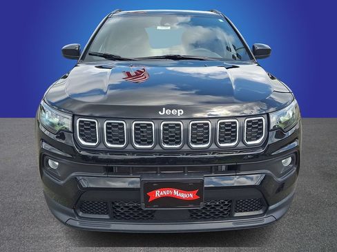 Used 2024 Jeep Compass Latitude AWD/4WD image 2