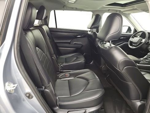 Certified 2022 Toyota Highlander XLE image 37