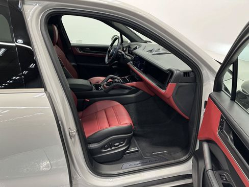 Certified 2025 Porsche Cayenne Turbo AWD/4WD image 45