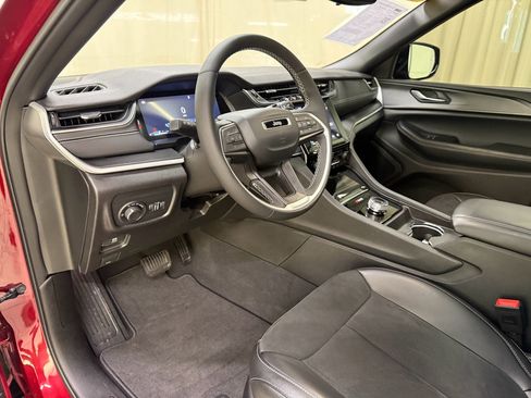 Used 2024 Jeep Grand Cherokee Altitude image 30