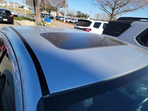 Used 2011 Chrysler 200 Limited image 10