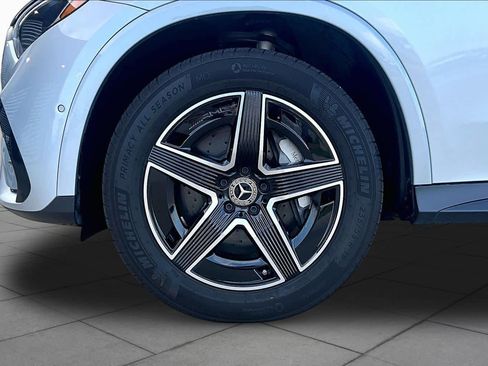 Used 2025 Mercedes-Benz GLC 300 4MATIC image 11