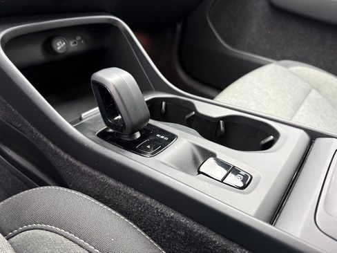 Used 2023 Volvo XC40 B5 Core image 24