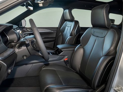 Used 2024 Jeep Grand Cherokee L Overland w/ Luxury Tech Group IV image 17