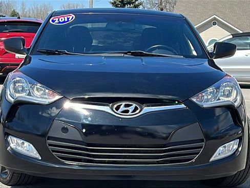 Used 2017 Hyundai Veloster Value Edition image 4