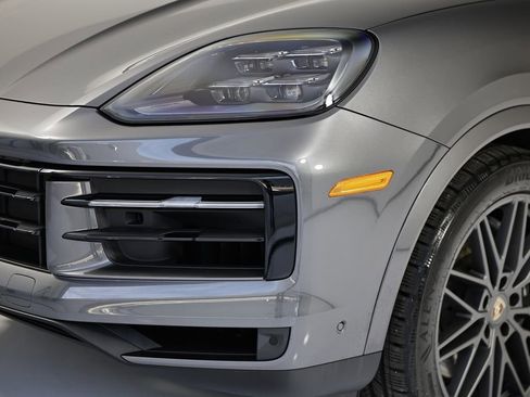 Certified 2025 Porsche Cayenne AWD/4WD image 11