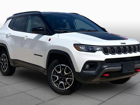 Used 2025 Jeep Compass Trailhawk w/ Trailer Tow Group AWD/4WD image 3