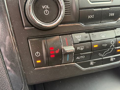 Used 2018 Ford Explorer XLT w/ Equipment Group 202A FWD image 16