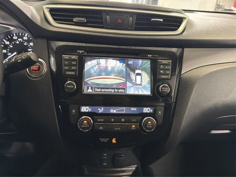 Used 2016 Nissan Rogue SV w/ SV Premium Package image 29