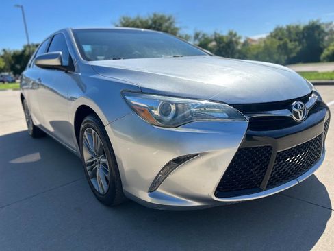 Used 2017 Toyota Camry SE image 4