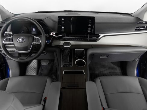 Used 2023 Toyota Sienna XLE image 37