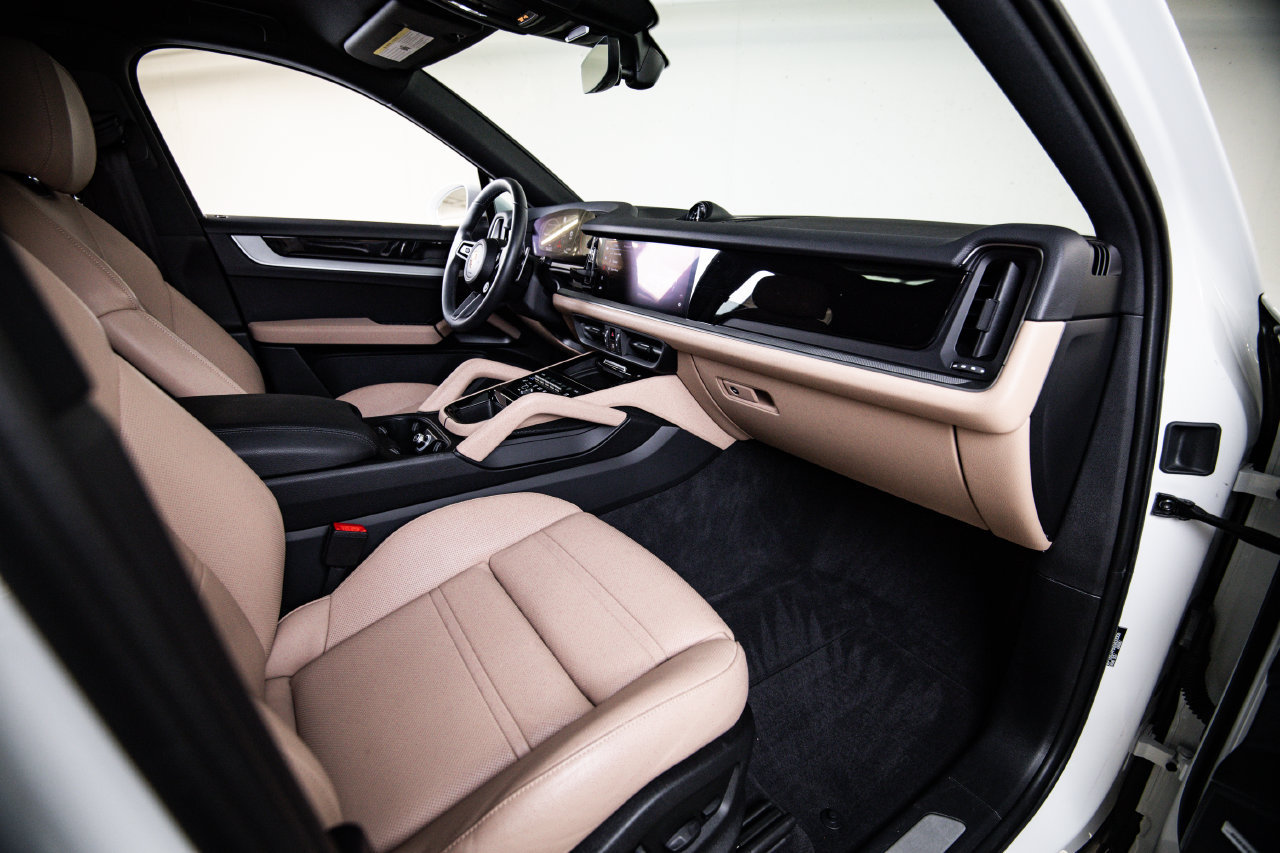 Certified 2025 Porsche Cayenne Coupe AWD/4WD image 28