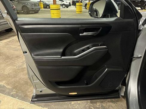 Certified 2025 Toyota Highlander XLE image 33
