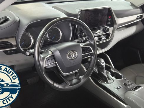 Used 2023 Toyota Highlander XLE AWD/4WD image 11
