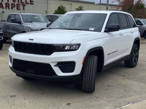 New 2025 Jeep Grand Cherokee Altitude image 3