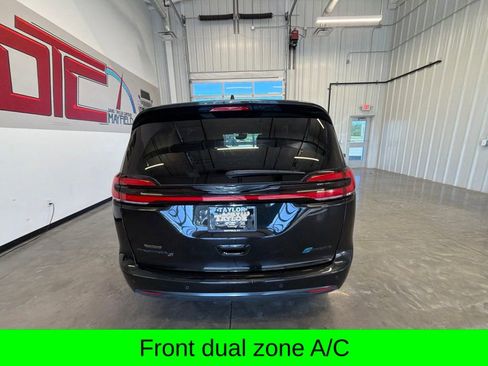 Used 2022 Chrysler Pacifica Touring-L w/ Uconnect Theater Family Group FWD image 4