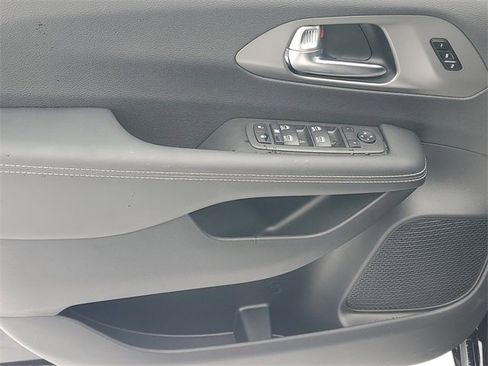 New 2026 Chrysler Pacifica Select image 15