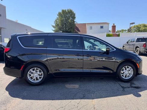 Used 2027 Chrysler Pacifica Select FWD image 8