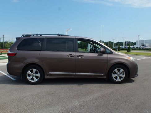 Used 2020 Toyota Sienna LE FWD image 14
