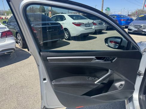 Used 2018 Volkswagen Passat 2.0T SEL Premium image 20