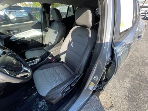 Used 2025 Chevrolet Trax LT w/ LT Convenience Package FWD image 37